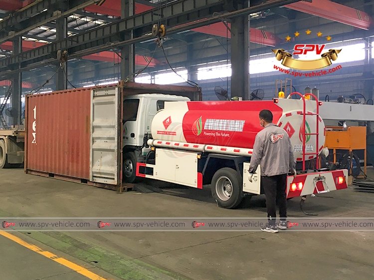 4,000 Litres Refueling Tank Truck ISUZU - Loading 4,000 Litres Refueling Tank Truck ISUZU - Loading